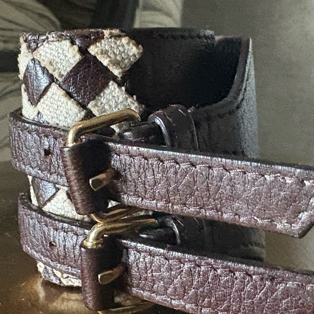 Bottega Veneta Brown Leather Cuff 

One size 

Measures end to end 17inch (open)